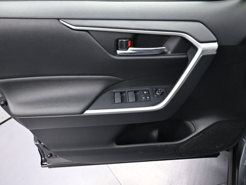 Used 2023 Toyota RAV4 SE w/ Weather & Moonroof Package image 27