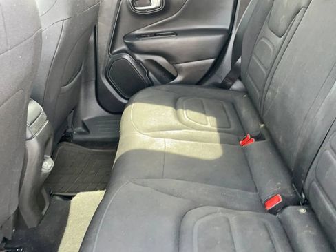 Used 2022 Jeep Renegade Latitude AWD/4WD image 27