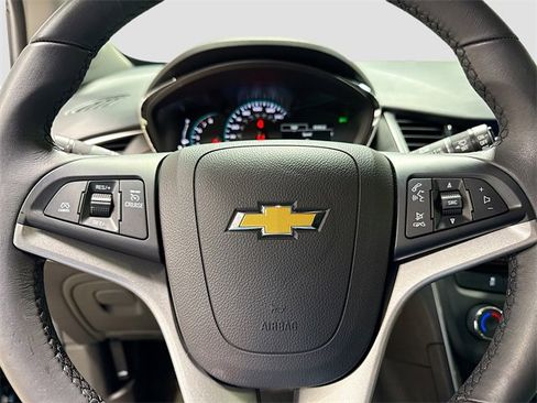 Used 2022 Chevrolet Trax LT w/ LT Convenience Package image 13