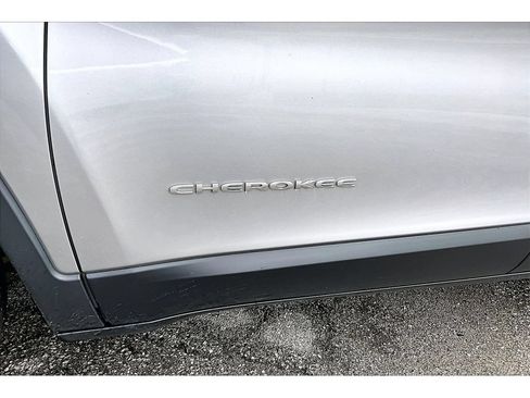 Used 2019 Jeep Cherokee Latitude w/ Popular Appearance Group AWD/4WD image 38