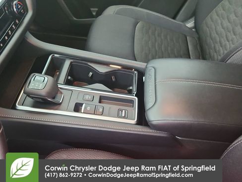 Used 2025 Nissan Pathfinder SV FWD image 27