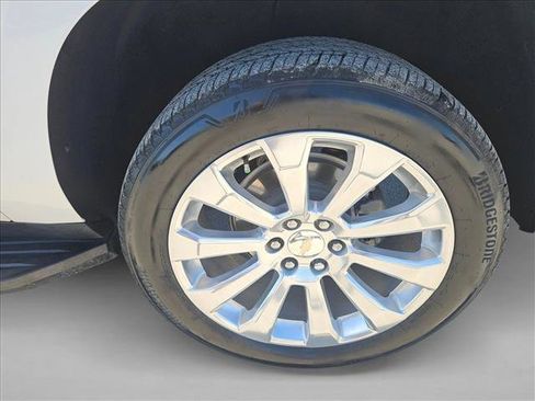 Used 2024 Chevrolet Suburban Premier w/ Premium Package RWD image 9