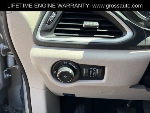 Used 2023 Chrysler Pacifica Touring-L FWD image 21