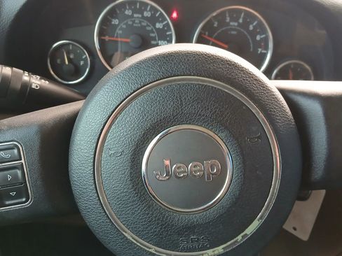 Used 2013 Jeep Wrangler Unlimited Sahara w/ Connectivity Group AWD/4WD image 35