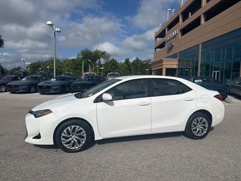 Used 2018 Toyota Corolla LE image 2