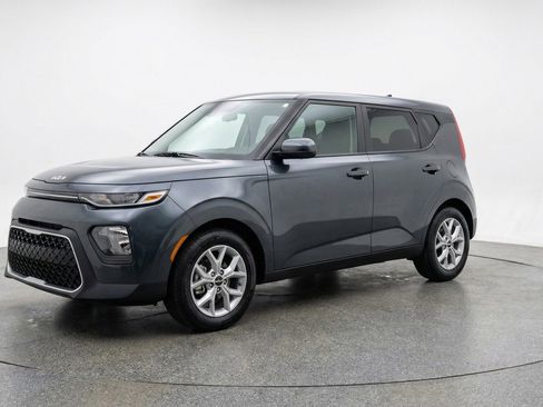 Used 2025 Kia Soul LX w/ LX Technology Package FWD image 2