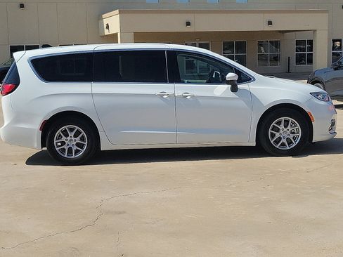 Used 2023 Chrysler Pacifica Touring-L FWD image 8
