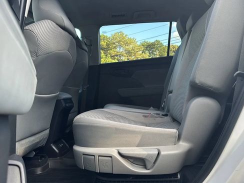 Used 2022 Toyota Highlander LE FWD image 13