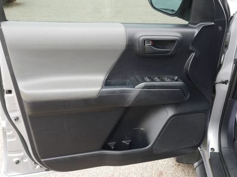 Used 2020 Toyota Tacoma SR AWD/4WD image 12
