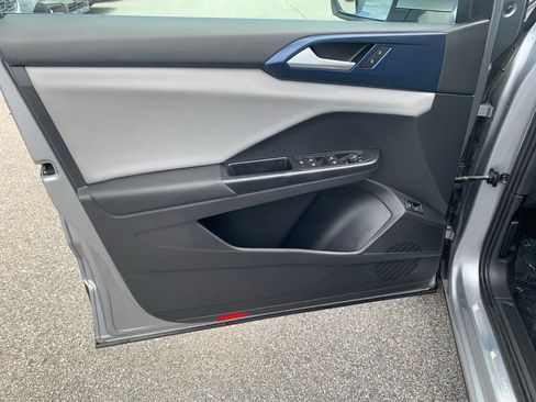 Used 2022 Volkswagen Taos SE w/ Panoramic Sunroof Package FWD image 16