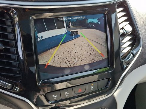 Used 2019 Jeep Cherokee Limited w/ Luxury Group AWD/4WD image 19