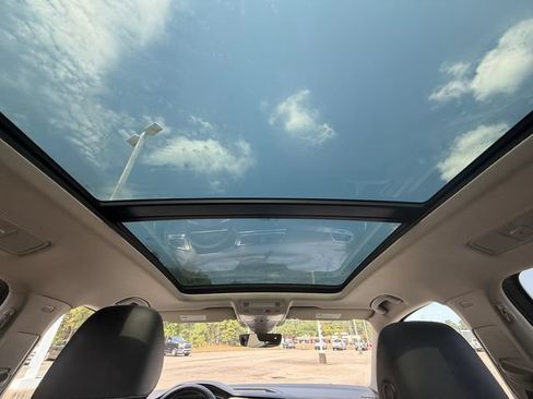 Used 2022 Volkswagen Tiguan SE w/ Panoramic Sunroof Package AWD/4WD image 30