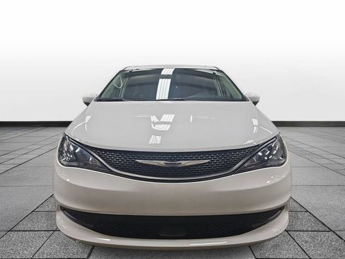 Used 2023 Chrysler Voyager LX image 2