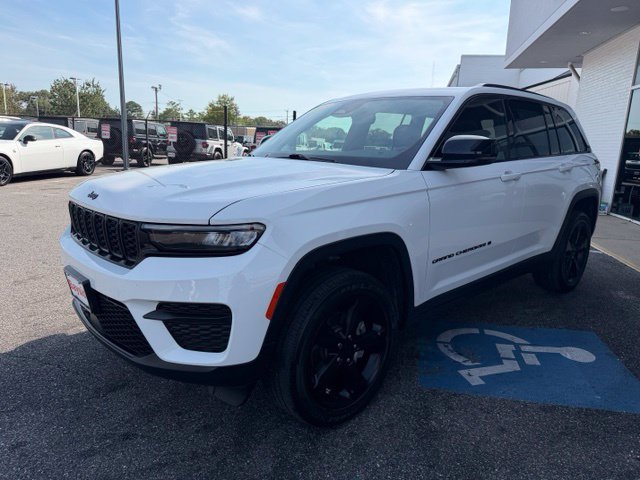 Used 2023 Jeep Grand Cherokee Altitude AWD/4WD image 23