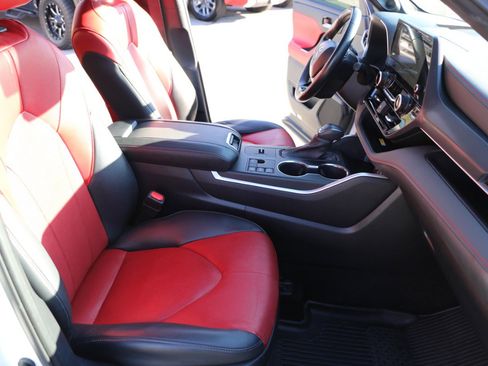 Used 2023 Toyota Highlander XSE image 29