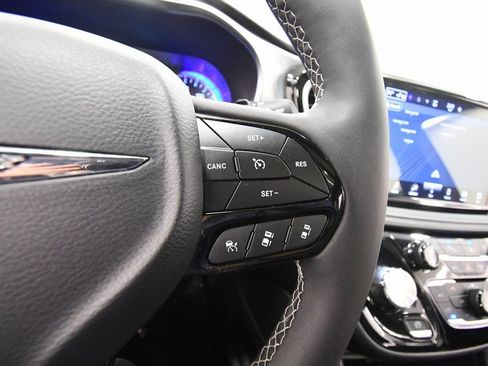 Used 2025 Chrysler Pacifica Limited image 22