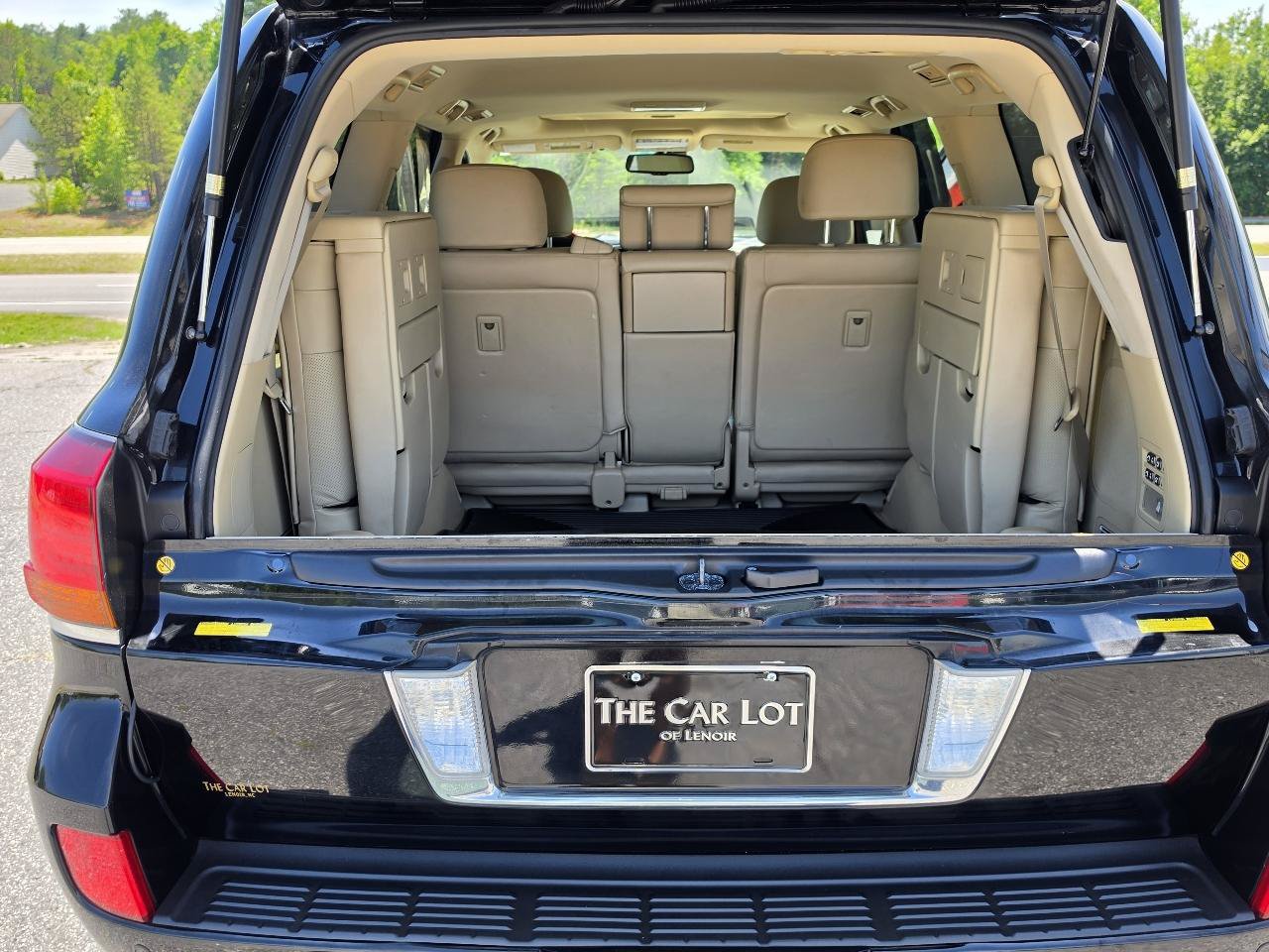 Used 2009 Lexus LX 570 4WD w/ Preferred Accessory Pkg image 6