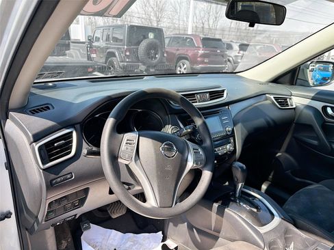 Used 2016 Nissan Rogue SV image 9