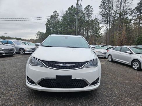 Used 2017 Chrysler Pacifica Limited image 2