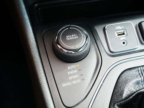 Used 2022 Jeep Cherokee Latitude Lux w/ Mopar Interior Package AWD/4WD image 33