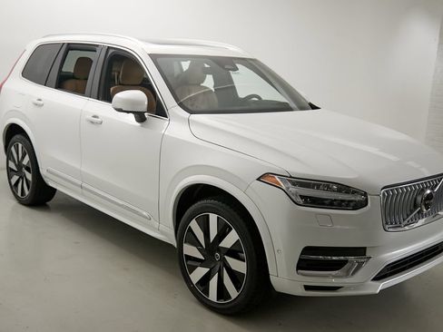 Certified 2023 Volvo XC90 T8 Ultimate w/ Lounge Package AWD/4WD image 4