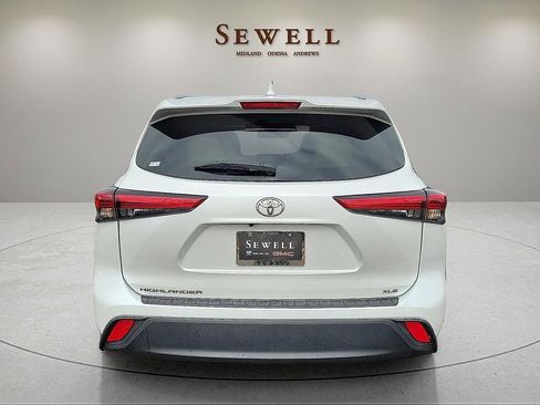 Used 2022 Toyota Highlander XLE FWD image 4