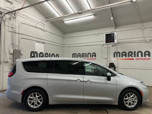 Certified 2023 Chrysler Pacifica Touring-L FWD image 10