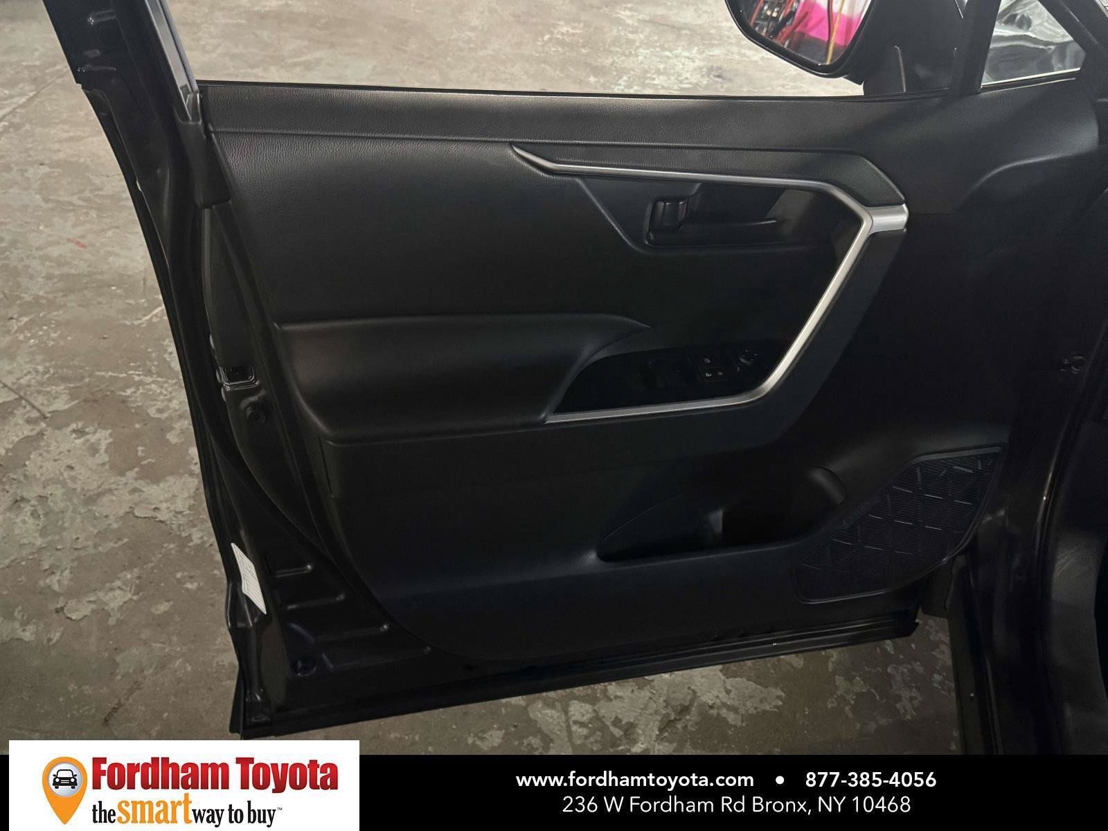 Used 2025 Toyota RAV4 LE AWD/4WD image 15