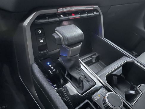 Used 2025 Toyota Tundra Limited AWD/4WD image 37