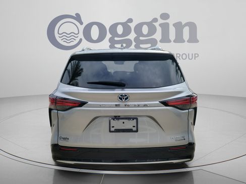 Used 2023 Toyota Sienna Platinum FWD image 3