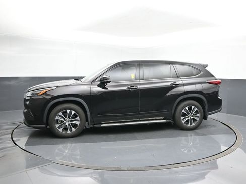 Used 2022 Toyota Highlander XLE image 2