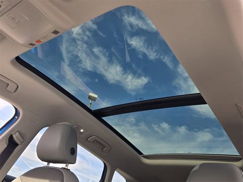 Used 2023 Volkswagen Taos SE w/ Panoramic Sunroof Package image 21