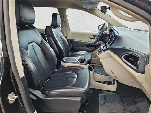Used 2023 Chrysler Pacifica Touring-L FWD image 21