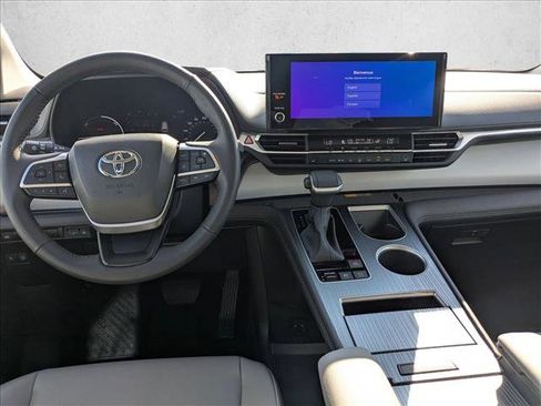 Used 2025 Toyota Sienna XLE image 17