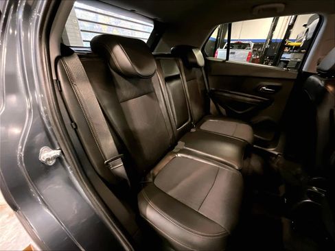 Used 2022 Chevrolet Trax LT w/ LT Convenience Package image 16