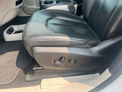 Used 2018 Chrysler Pacifica Touring-L FWD image 16