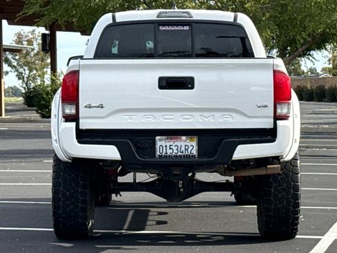 Used 2018 Toyota Tacoma SR image 6