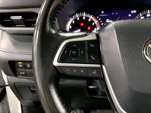 Used 2023 Toyota Highlander LE FWD image 24