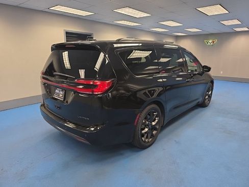 Used 2025 Chrysler Pacifica Limited FWD image 3