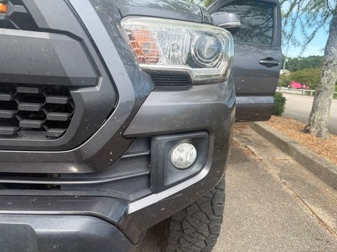 Used 2019 Toyota Tacoma TRD Off-Road AWD/4WD image 10