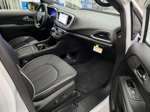 New 2026 Chrysler Pacifica Limited w/ S Appearance Package AWD/4WD image 32