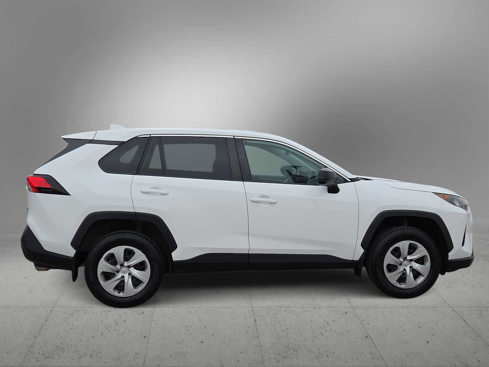 Used 2022 Toyota RAV4 LE AWD/4WD image 9