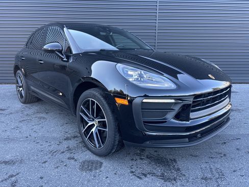 Certified 2022 Porsche Macan image 3