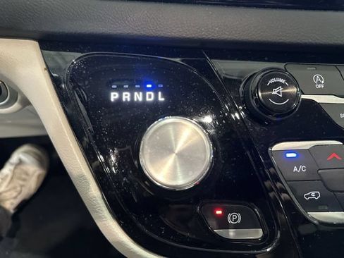 Used 2017 Chrysler Pacifica Touring FWD image 27