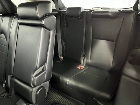 Used 2022 Toyota Highlander XLE AWD/4WD image 11