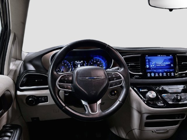 Used 2017 Chrysler Pacifica Touring-L FWD image 19