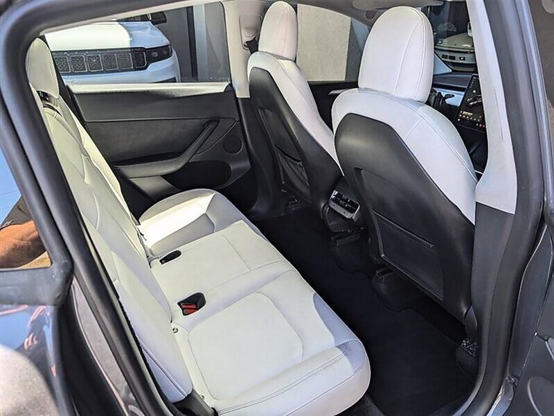 Used 2023 Tesla Model Y Performance AWD/4WD image 28