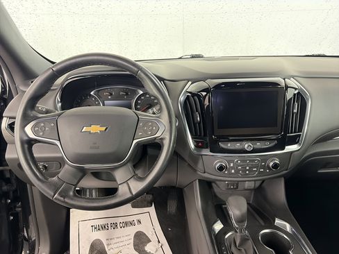 Used 2023 Chevrolet Traverse LT image 3