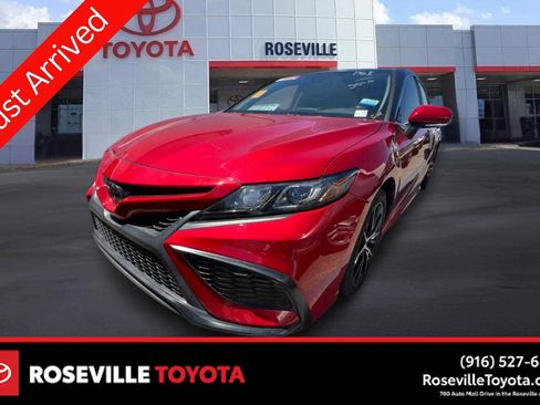 Used 2022 Toyota Camry SE FWD image 1