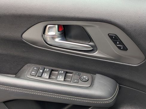 Used 2025 Chrysler Pacifica Select image 13